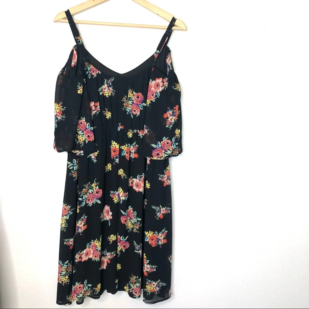 SOLD Torrid floral short sleeve off shoulder dress - Picture 8 of 11